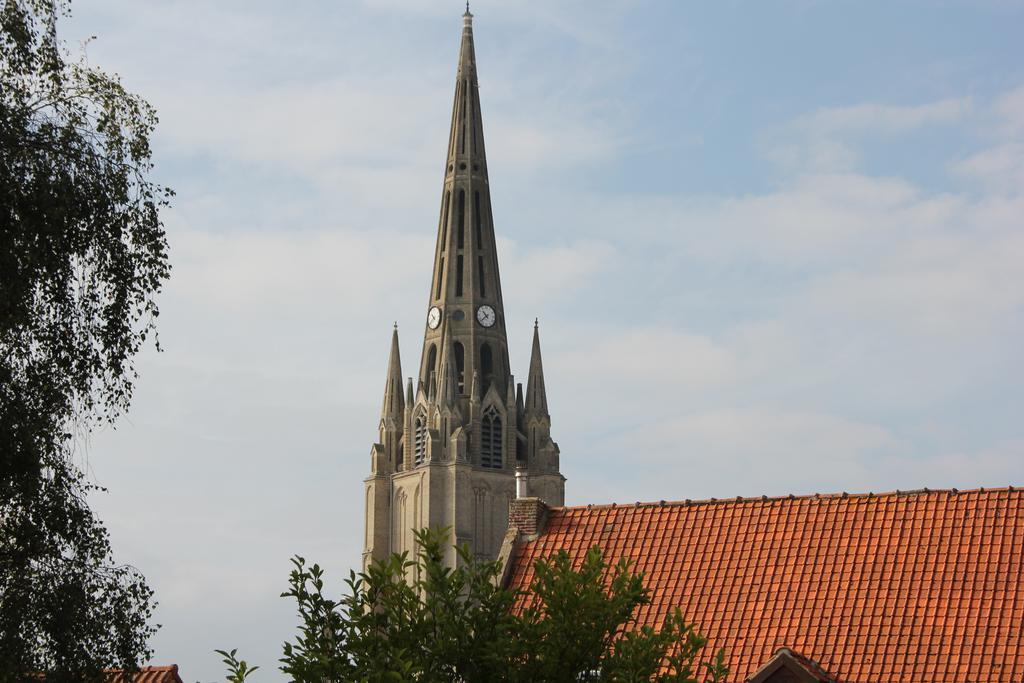 Au Coeur Des Hotes Steenvoorde Bagian luar foto