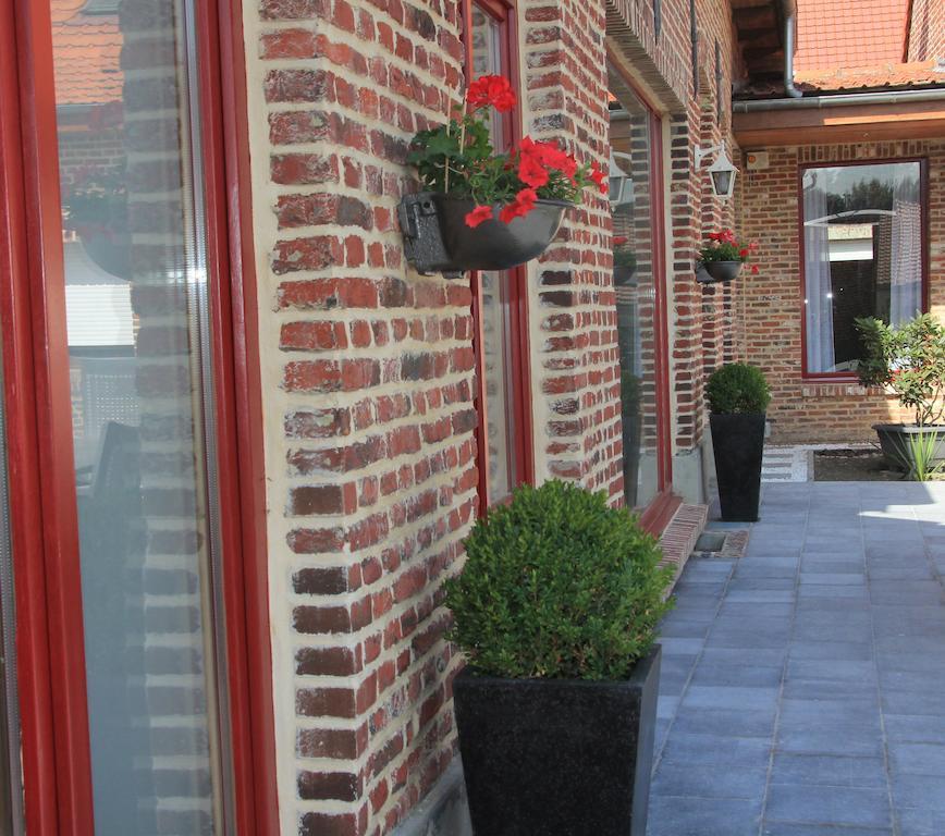 Au Coeur Des Hotes Steenvoorde Bagian luar foto